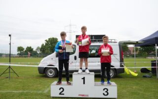 Sieger_1_Kilometer_Altersklasse_MKU12_vl_Luca_Helmrich_Amadeo_Krellmann_und_Romeo_Krellmann