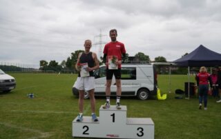 Sieger_ber_zehn_Kilometer_Mnner_vl_Sebastian_Lbke_und_Niklas_Wieczorek_Dritter_Henning_Roos_fehlt