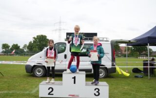 Siegerinnen_1_Kilometer_Altersklasse_WKU10_vl_Tessa_Otte_Jette_Tns_und_Malina_Reckien