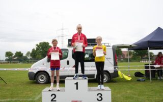 Siegerinnen_1_Kilometer_Altersklasse_WKU12_vl_Jonna_Bienemann_Imke_Lck_und_Lilly_Wendt