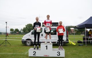Siegerinnen_2_Kilometer_Fun-Lauf_vl_Pia_Frchte_Sophia_Wilhelm_und_Julia_Rsmann